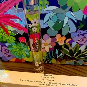 Marc Jacobs Daisy Eau so Fresh Travel Size .33 oz